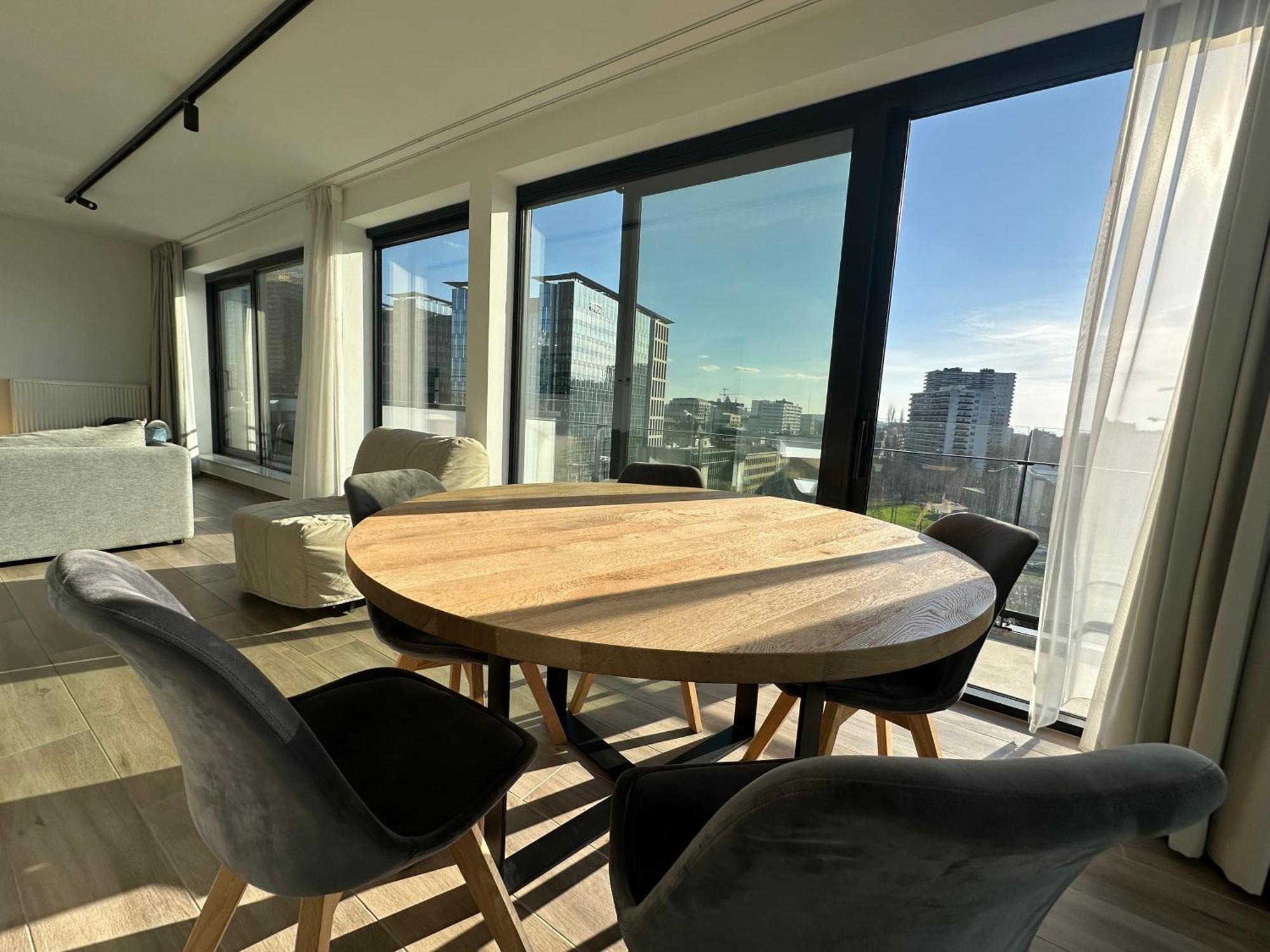 Penthouse In With Stunning View Apartment *